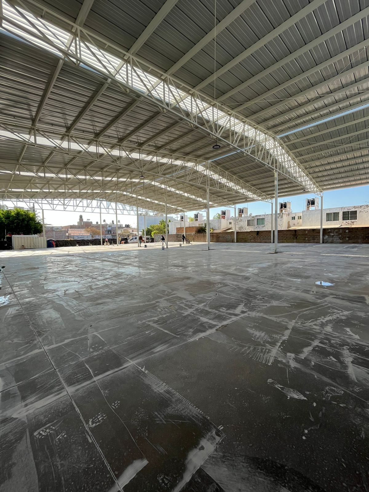 Interior de nave industrial Valtierra con piso de concreto pulido y estructura metálica de acero, Fer Et Ciment